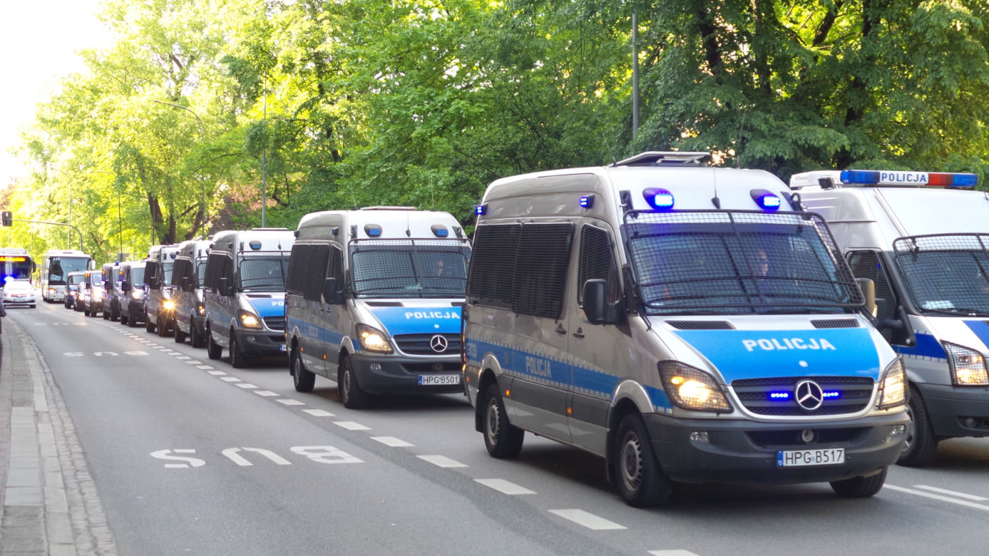 Gigantyczne siły policji zabezpieczały Marsz Równości i kontrmanifestacje w Krakowie