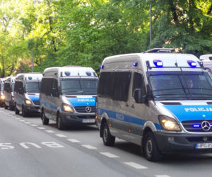 Gigantyczne siły policji zabezpieczały Marsz Równości i kontrmanifestacje w Krakowie
