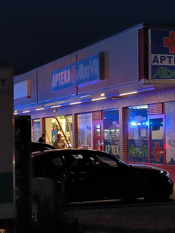 Kobieta wjechała autem do drogerii. Tłumaczy, że pomyliła gaz z hamulcem