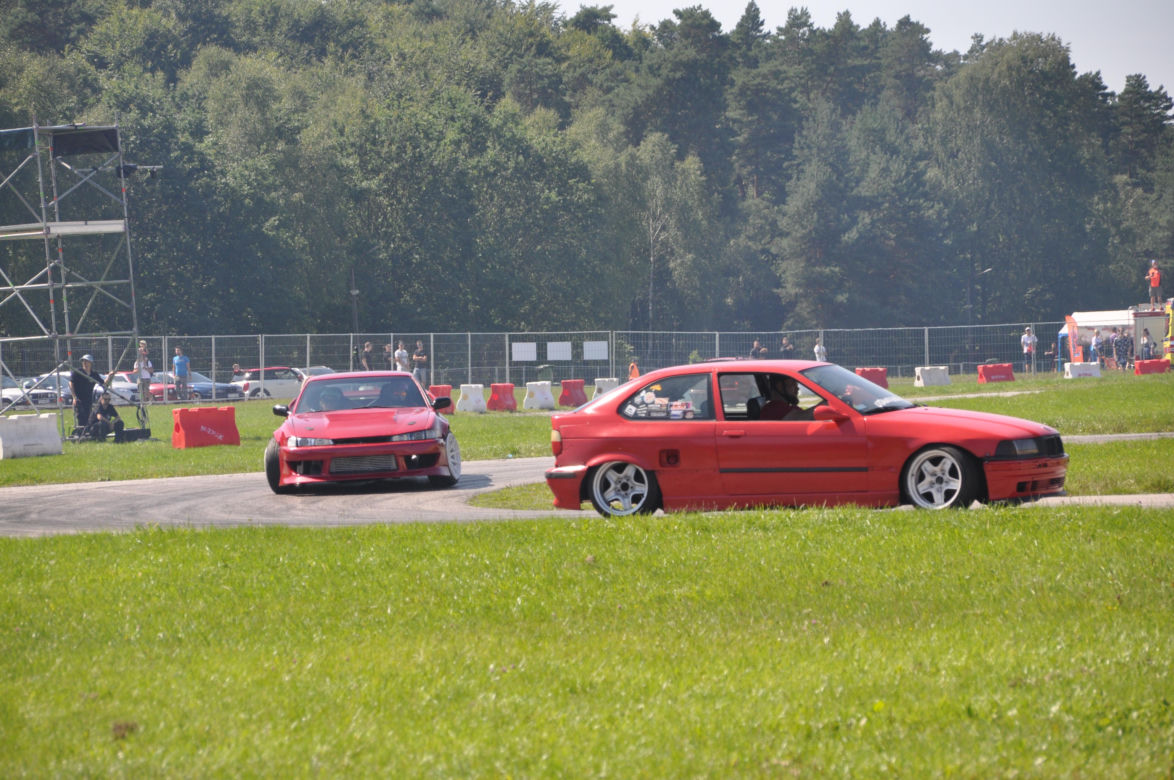 Auto Moto Fiesta 2023 na Torze Kielce. Dużo pięknych samochodów i pokazy driftu