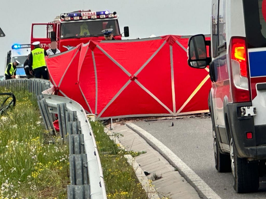 Tragiczny wypadek w Lubicach. Audi i Lexus roztrzaskane. 26-latka zginęła na miejscu