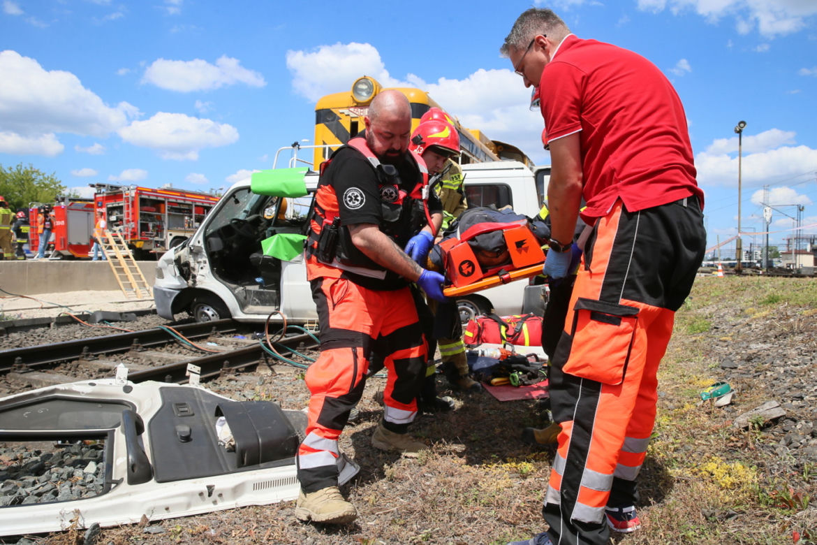 Pociąg masakruje osobowego busa na przejeździe kolejowym