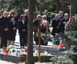 Jarosław Kaczyński na cmentarzu nie był sam. Pewna kobieta nie odstępowała go na krok