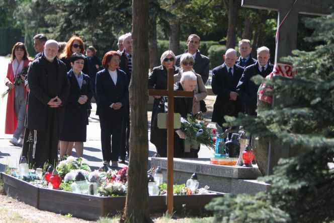 Jarosław Kaczyński na cmentarzu nie był sam. Pewna kobieta nie odstępowała go na krok