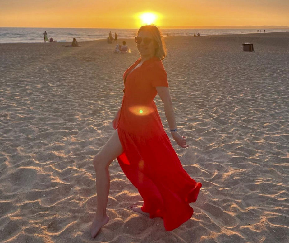 Aleksandra Kwaśniewska baluje na plaży