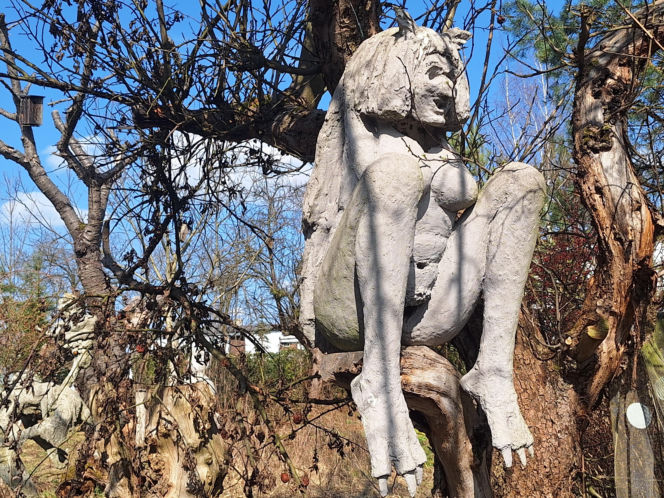 Surrealistyczne rzeźby zdobią ogród. Budzą niepokój i ciekawość