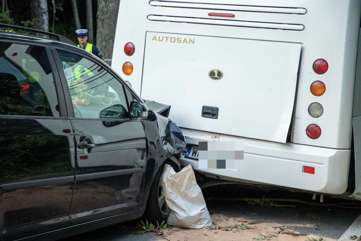 Autokar uderzył w drzewo na drodze w Przełęczy Kowrarskiej 