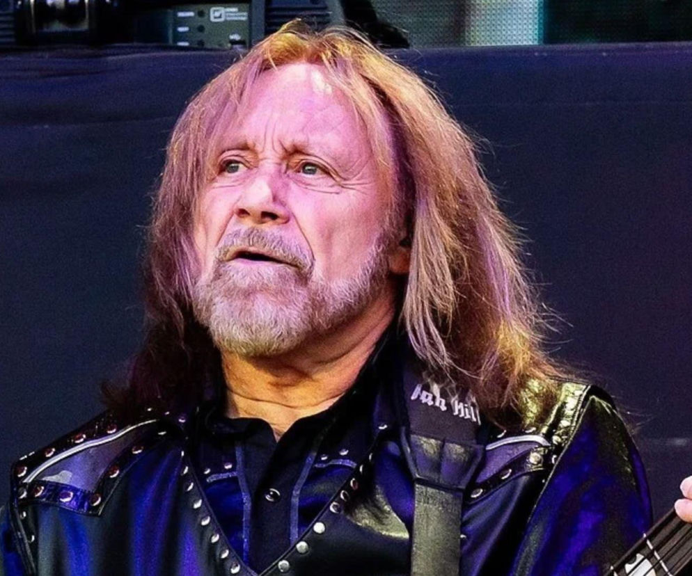 Basista Judas Priest Ian Hill gra na gitarze basowej. O jego odejściu na emeryturę przeczytasz na EskaRock.