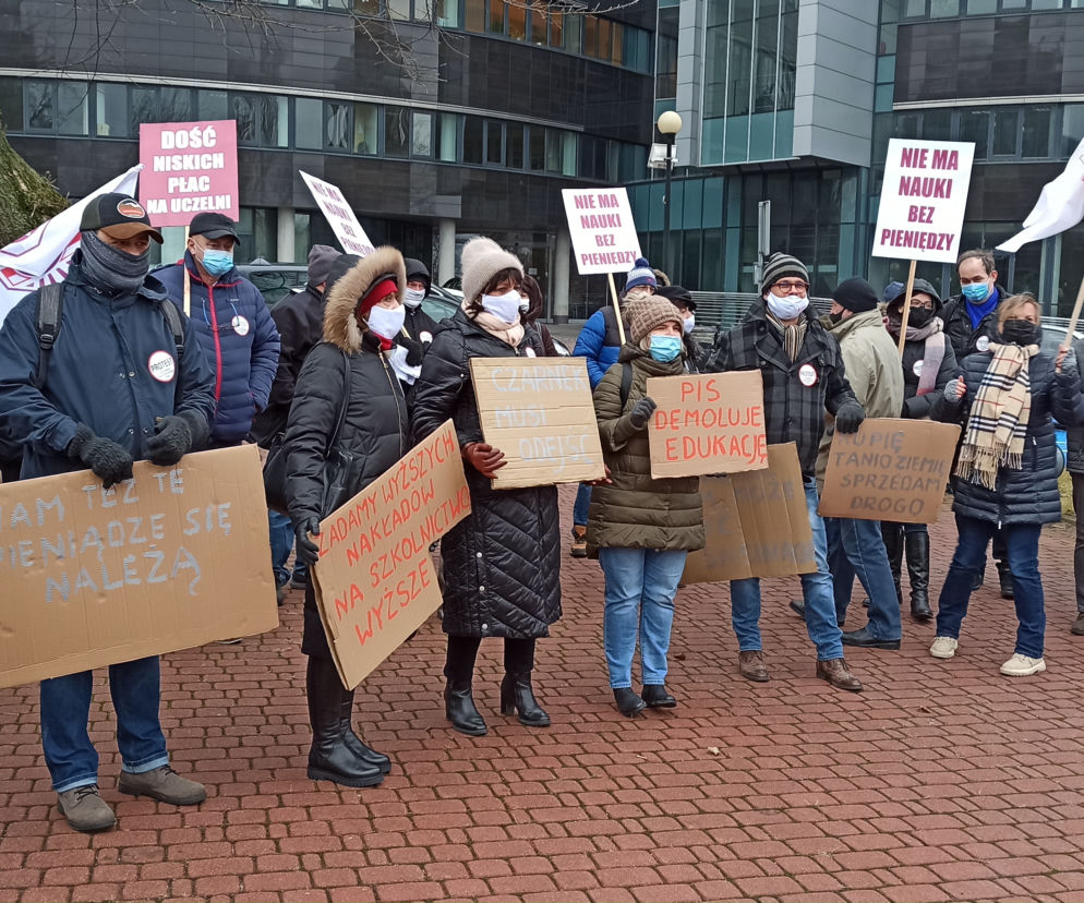 Protest pracowników łódzkich uczelni. Domagają się podwyżek 