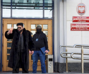 Krzysztof Rutkowski w futrze w sądzie