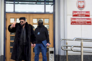 Krzysztof Rutkowski w futrze w sądzie