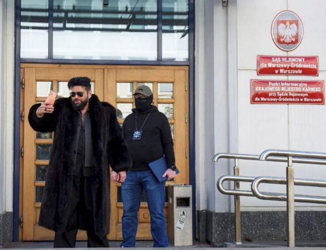 Krzysztof Rutkowski w futrze w sądzie