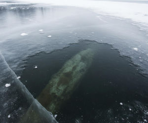 Zamarznięte akweny kuszą. Jaka pułapka czai się pod lodem?