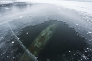 Zamarznięte akweny kuszą. Jaka pułapka czai się pod lodem?