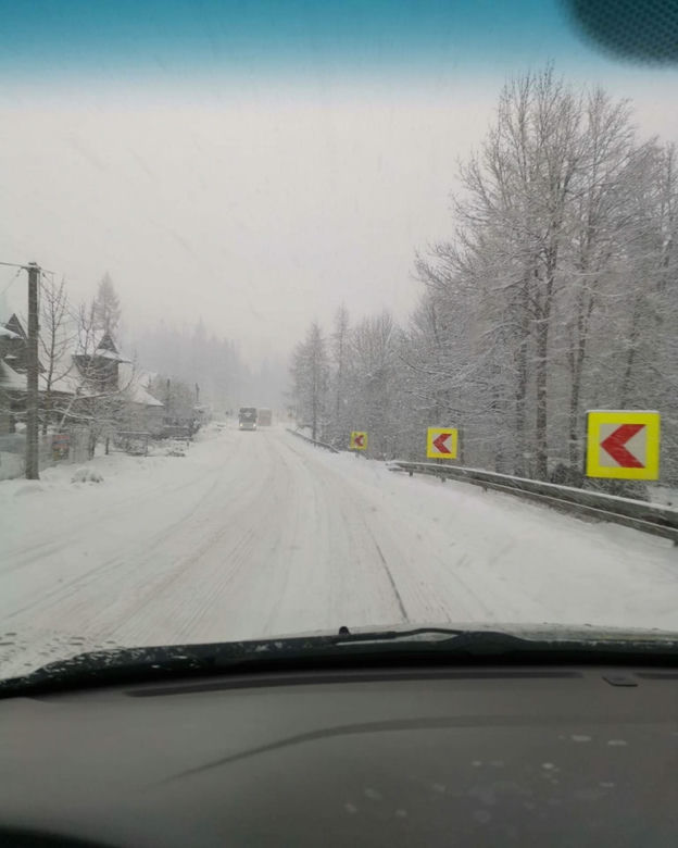 Dachowania, kolizje, wypadki, sparaliżowane drogi. Na Podhalu trwa zimowy armagedon!