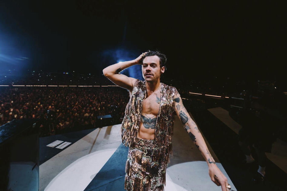 Harry Styles ŚCIĄŁ swoje piękne, długie włosy. Jest prawie ŁYSY!