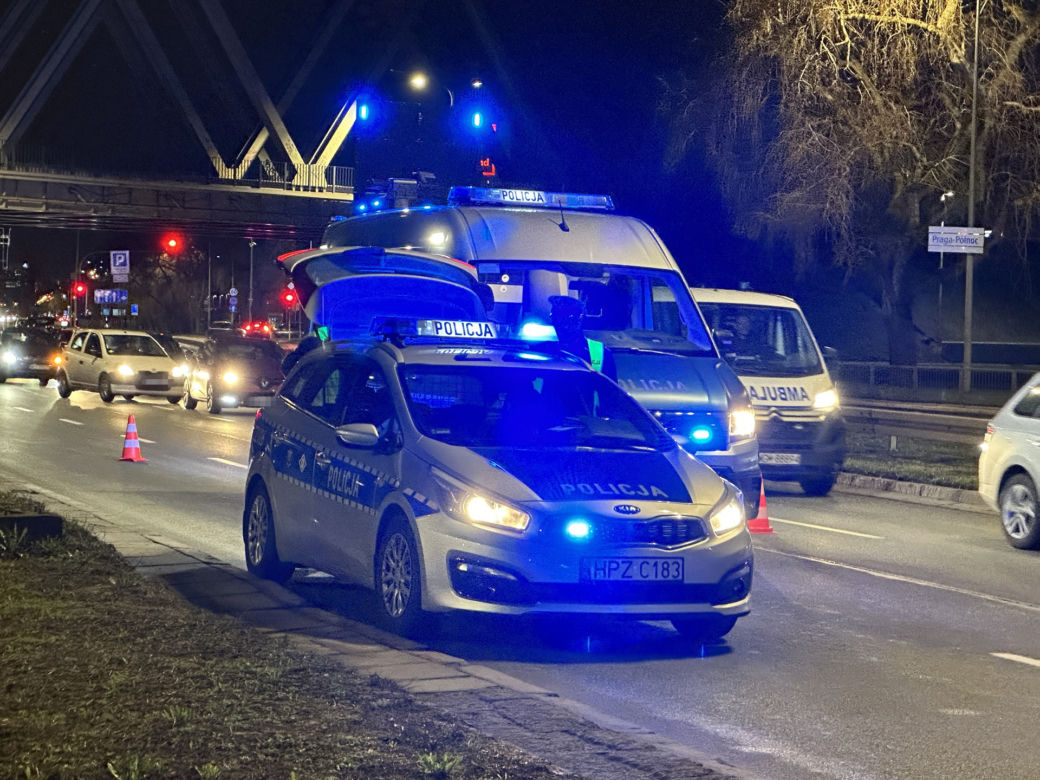 Potworny wypadek z udziałem osobówki i skutera. Kierowca po uderzeniu huknął o asfalt!