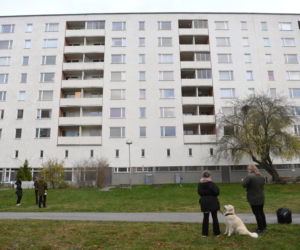 Tragedia! Dźgnął nożem swoje dzieci, a potem wyrzucił je przez balkon. Jedno zmarło