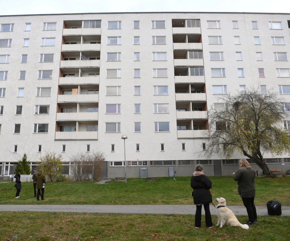Tragedia! Dźgnął nożem swoje dzieci, a potem wyrzucił je przez balkon. Jedno zmarło