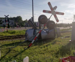 Koszmar w Dragaczu. Samochód osobowy zmasakrowany przez pociąg