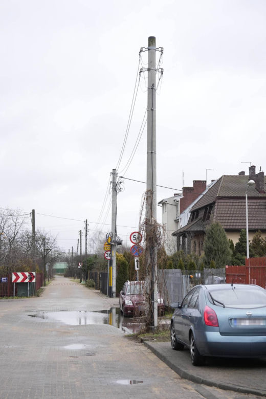 Ulica na Ursynowie bez internetu. Urzędnicy rozkładają ręce, mieszkańcy je załamują