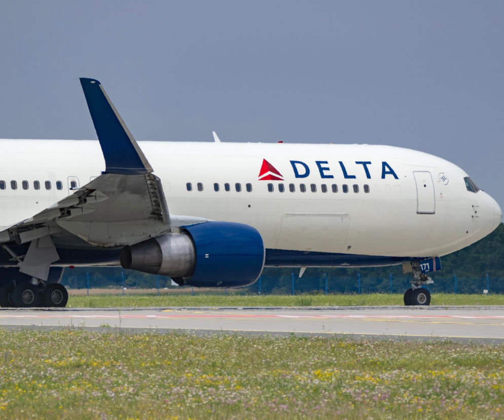 Biały samolot linii Delta Airlines na pasie startowym. O awaryjnym lądowaniu w Porto przeczytasz na Eska.