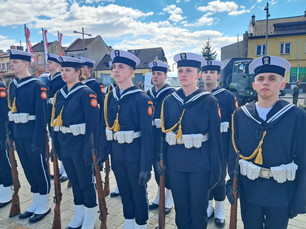 "Ślubuję!" – patriotyczne sceny na Rynku w Starachowicach