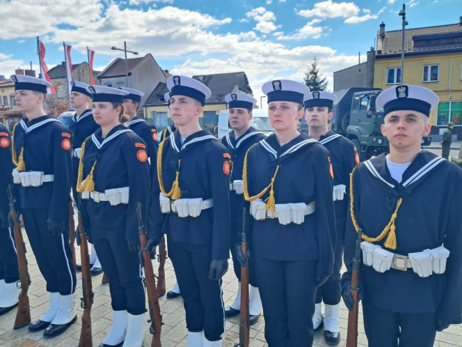 "Ślubuję!" – patriotyczne sceny na Rynku w Starachowicach