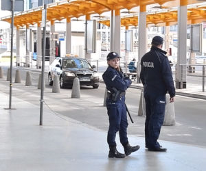Taksówkarze wyrzuceni spod centralnego. Miejsca parkingowe stoją puste
