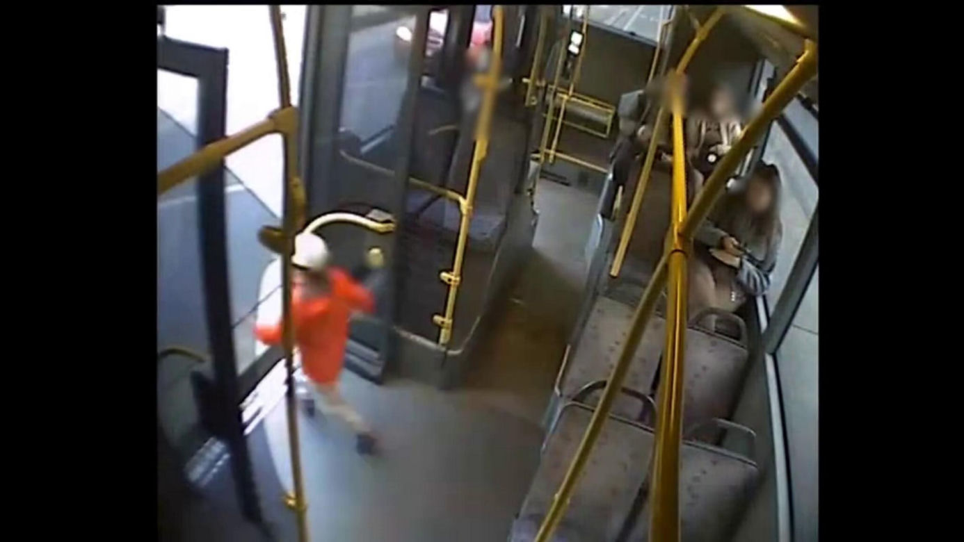 Wrocław. 3-latek sam podróżował komunikacją miejską. Pomógł mu kierowca autobusu [ZDJĘCIA].