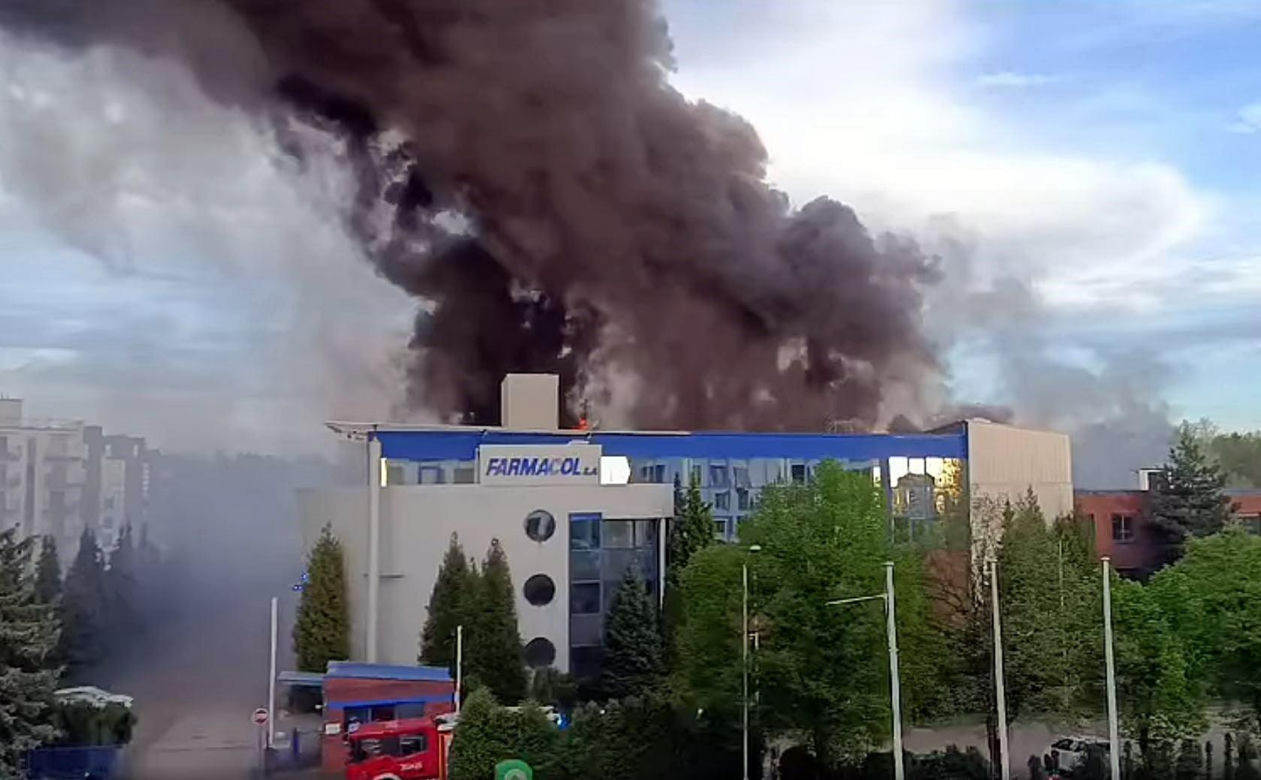Gigantyczny pożar w Katowicach. Pali się hala Farmacol przy ul. Rzepakowej