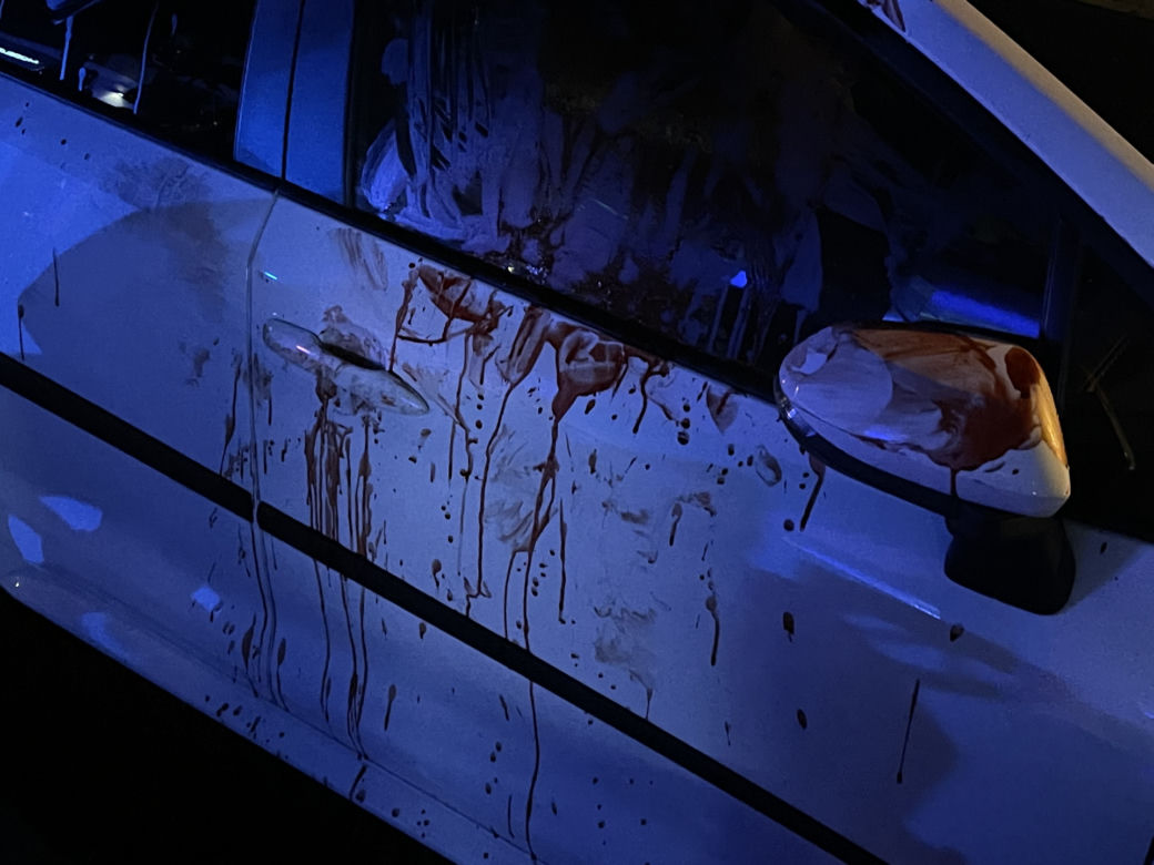 Horror na Woli. Kobieta w szale wysmarowała swoją krwią samochody