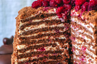 Ciasto Spartak – czekoladowy miodownik z kremem, który z dnia na dzień smakuje jeszcze lepiej