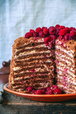 Ciasto Spartak – czekoladowy miodownik z kremem, który z dnia na dzień smakuje jeszcze lepiej