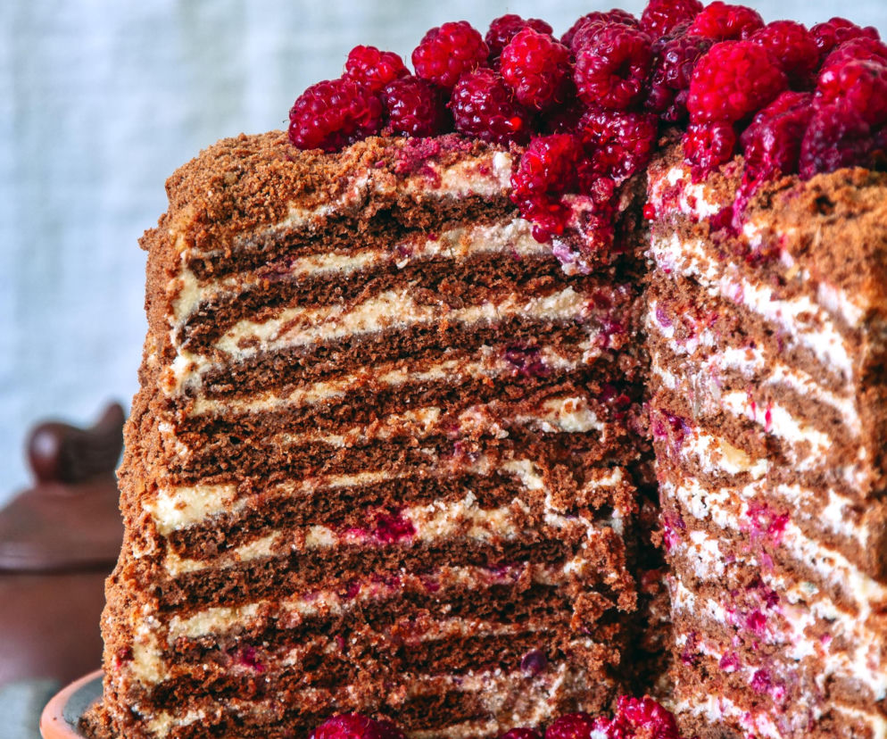 Ciasto Spartak – czekoladowy miodownik z kremem, który z dnia na dzień smakuje jeszcze lepiej