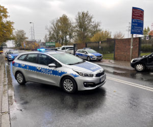 Pościg na Pradze, sportowy mercedes kompletnie rozbity. Trzy osoby trafiły do szpitala