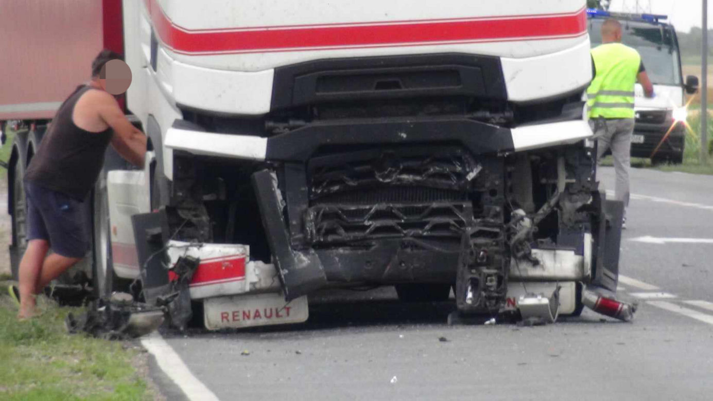 Makabryczny wypadek na DK 60. TIR zmasakrował osobówkę. Jedna osoba nie żyje