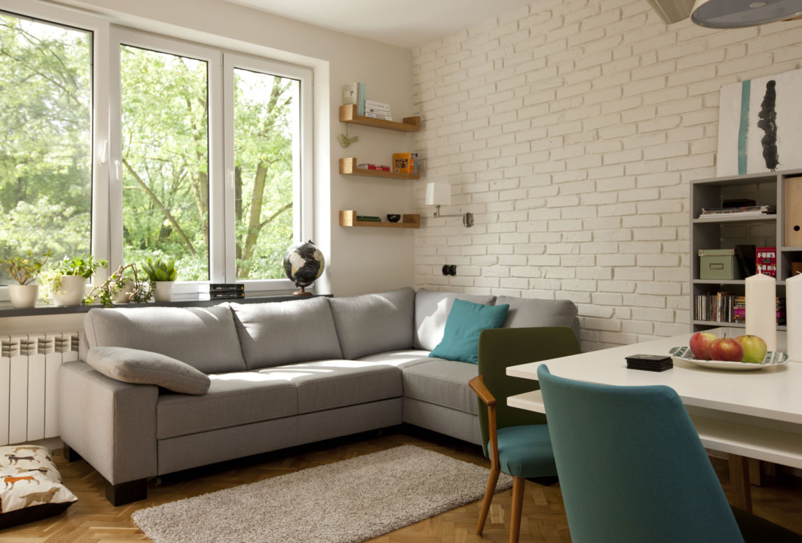 Szara sofa do salonu