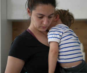 Mam dość dotyku!. Psycholog radzi, jak dbać o siebie, gdy dziecko nie schodzi z rąk