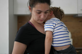 Mam dość dotyku!. Psycholog radzi, jak dbać o siebie, gdy dziecko nie schodzi z rąk