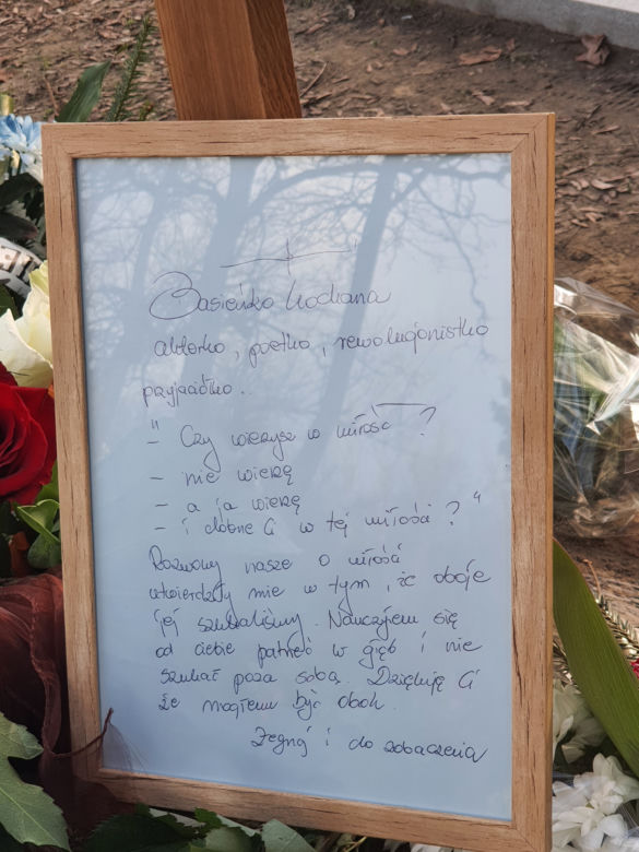 Córkę Lityńskiego pochwali na żydowskim cmentarzu. Grób w kwiatach i kamykach [ZDJĘCIA]