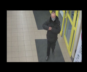 Kraków: ZŁODZIEJ poszukiwany przez policję! Rozpoznajesz go? Zobacz, jak ukradł torebkę 