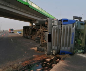 Wypadek na obwodnicy Szczuczyna. Ciężarówka zablokowała pas ruchu [ZDJĘCIA]