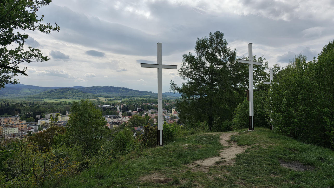 Ukryty punkt widokowy w dolnośląskim uzdrowisku. Znasz to miejsce z krzyżami?