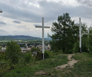 Ukryty punkt widokowy w dolnośląskim uzdrowisku. Znasz to miejsce z krzyżami?