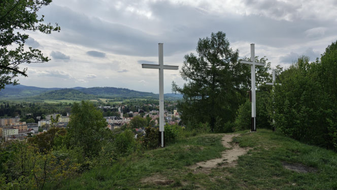 Ukryty punkt widokowy w dolnośląskim uzdrowisku. Znasz to miejsce z krzyżami?
