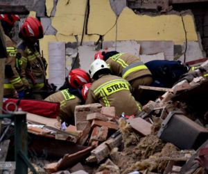 Wybuch gazu zmiótł dom w Ożarach jak domek z kart. Starsza kobieta znalazła się pod gruzami