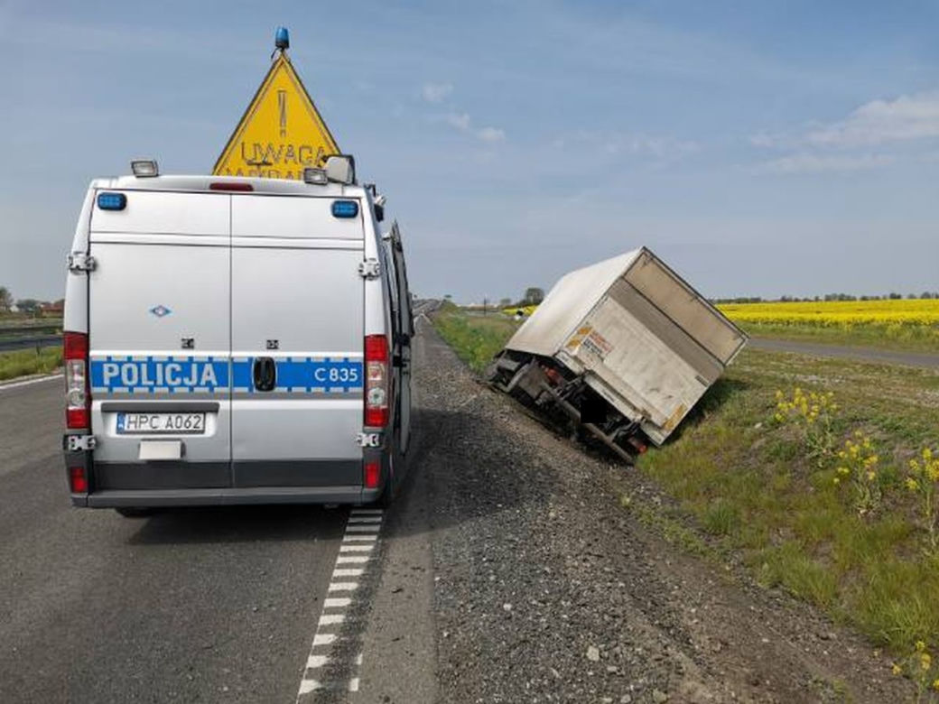 Groźna kolizja w Inowrocławiu. Policjanci byli zdumieni, gdy zastali pojazd w takim stanie