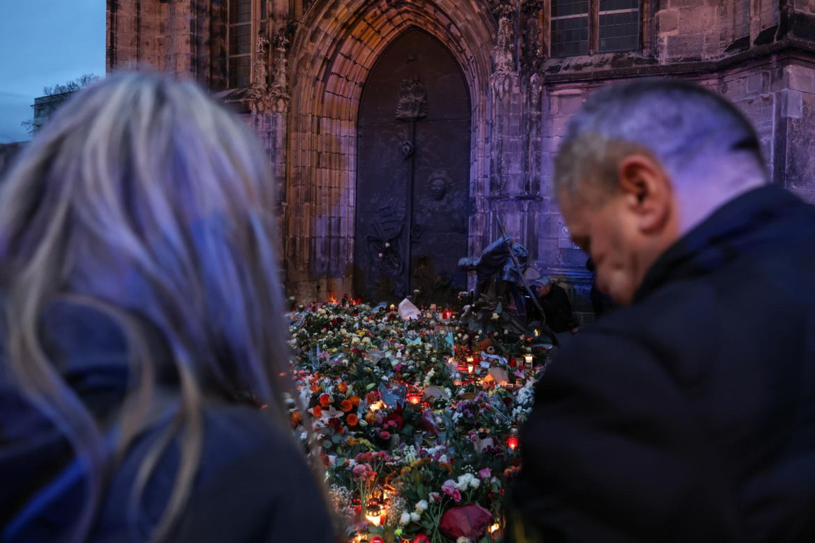 Ludzie palą znicze w Magdeburgu. Zamach na jarmarku bożonarodzeniowym