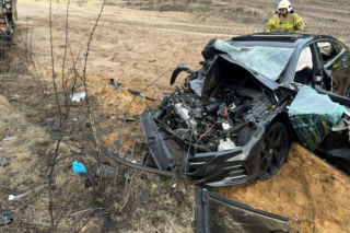 Zderzenie osobówki ze śmieciarką na DK10. Kierowca był zakleszczony we wraku!